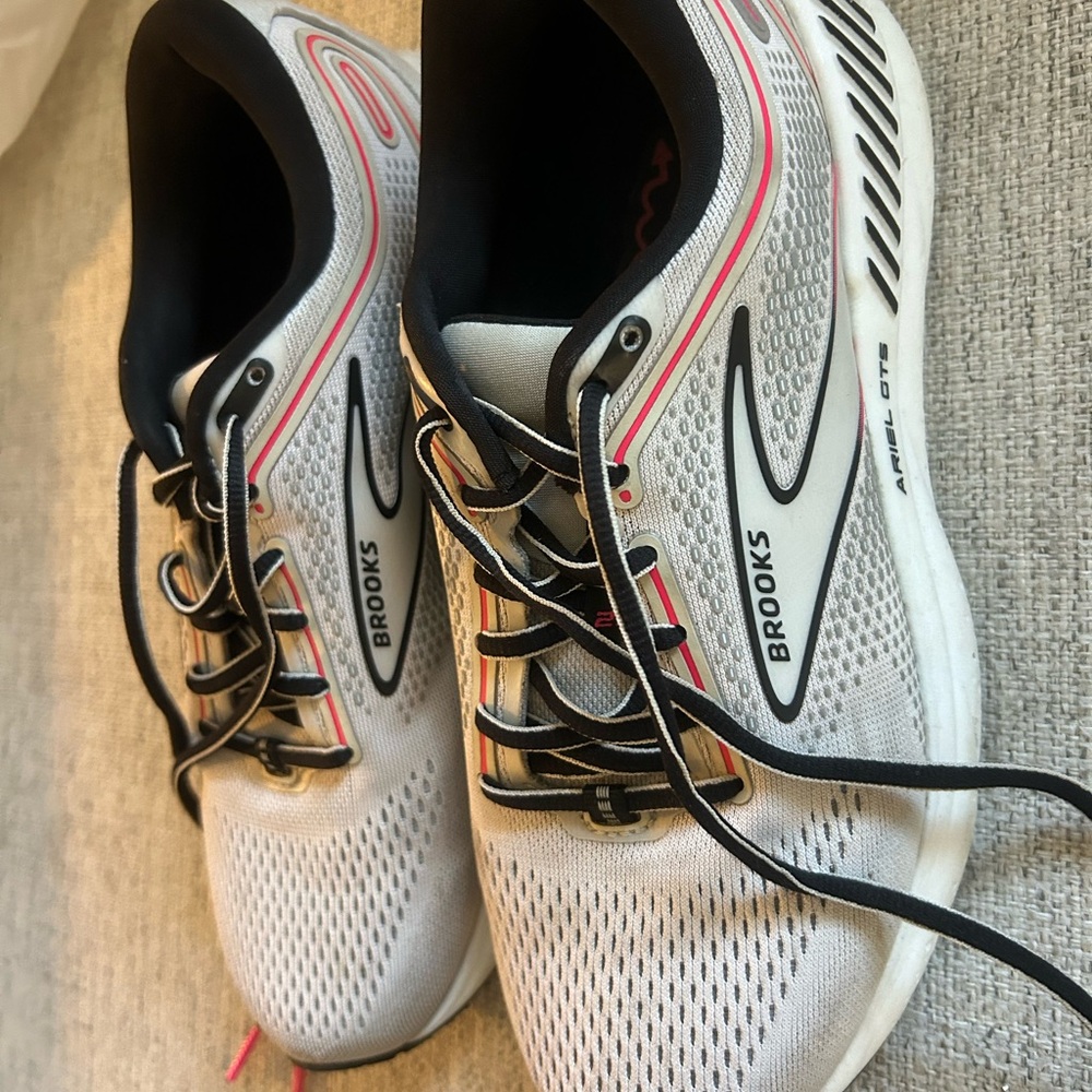 Brooks Women’s Ariel GTS23 Running Shoes